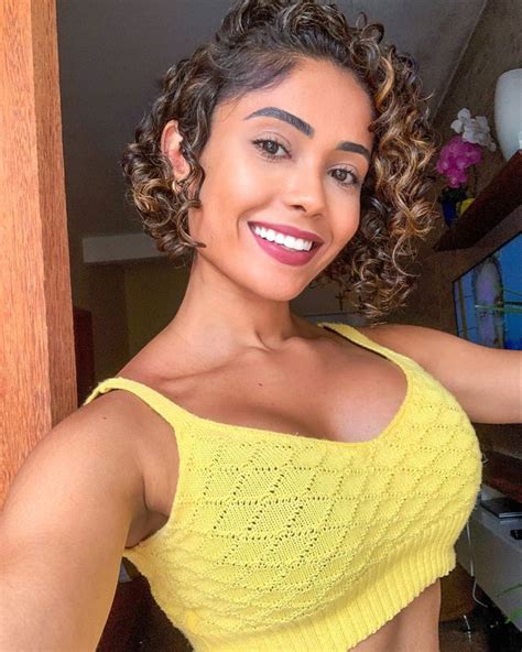 cabelo chanel cacheado com luzes